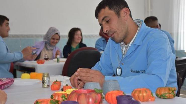 Engelli çocuklar el sanatlarıyla sosyalleşiyor