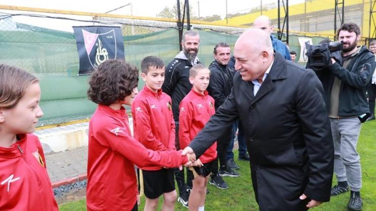 Mehmet Büyükekşi akademi ziyaretlerine İstanbulspor ile devam etti