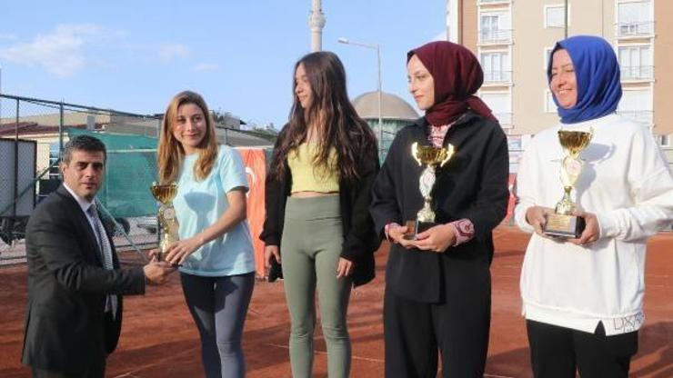19 Mayıs Tenis Turnuvası sona erdi