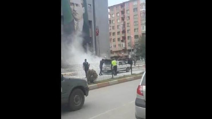 Çorumda seyir halindeki otomobil motor kısmından alev aldı