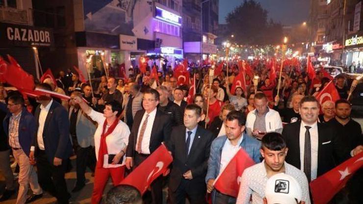 Edremitte 19 Mayıs coşkusu Gençlik yürüyüşü ve Emre Aydın konseriyle yaşandı