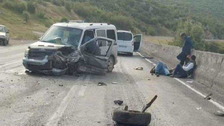 Gaziantep’te hafif ticari araç ile otomobil çarpıştı:4 yaralı