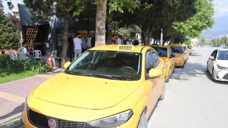 Denizlide, bıçakla yaralanan taksicinin arkadaşları kısa süreli kontak kapattı