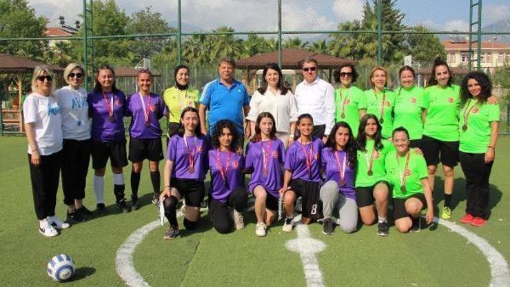 Kumlucada kadınlar futbolla eğlendi