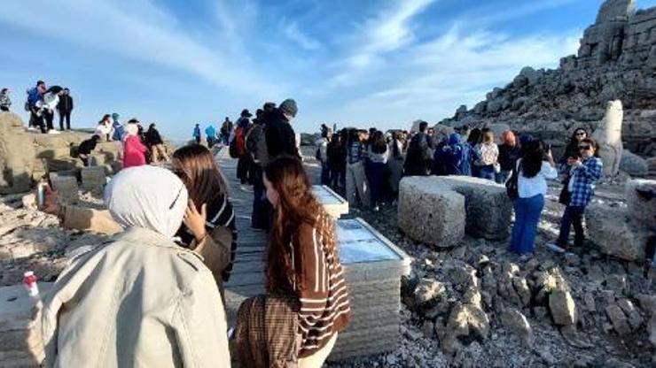 Nemrut Dağında turist yoğunluğu