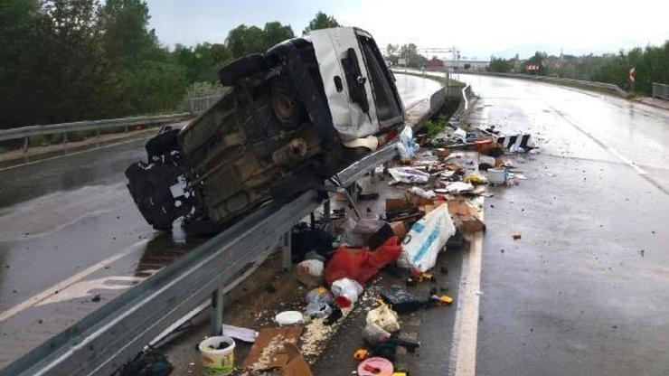 Sivasta hafif ticari araç devrildi: 2 yaralı