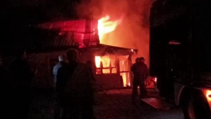 Sakaryada gece vakti korkutan yangın Tek katlı ev alev alev yandı