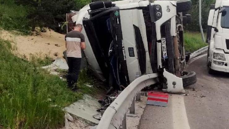 Devrilen TIRın sürücüsü yaralandı