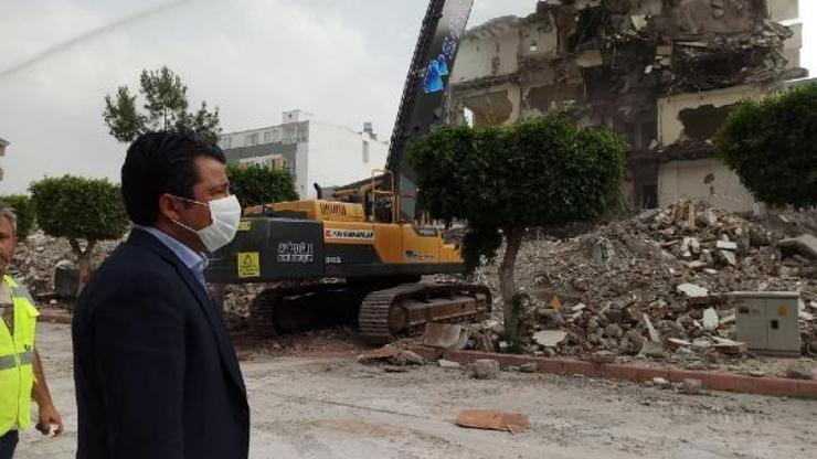 İskenderunda ağır hasarlı binaların yıkımları sürüyor