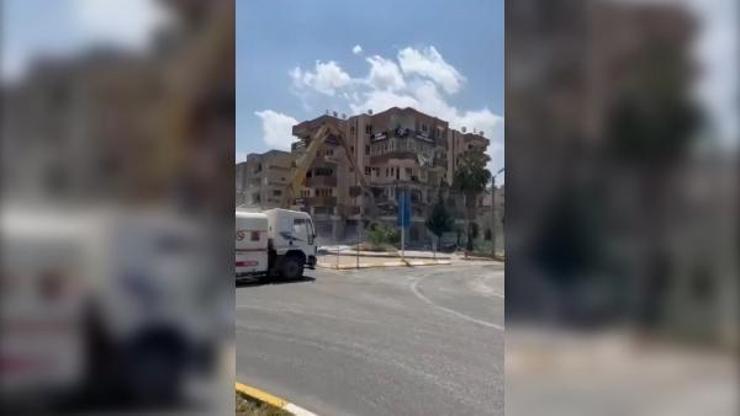 Şanlıurfa’da ağır hasarlı bina kontrollü şekilde yıkıldı