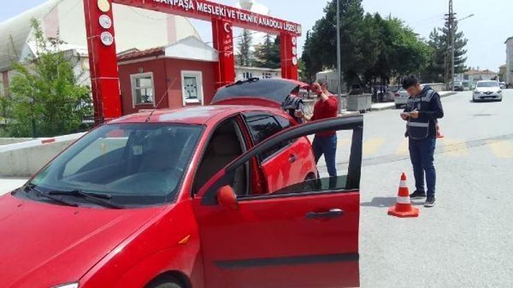 Polis ekipleri okul çevrelerine yönelik denetimde bulundu.