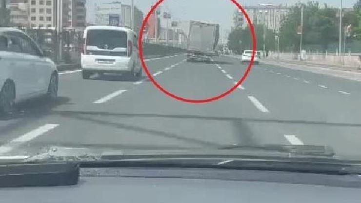 Diyarbakır’da dorsesi yan yatmış TIR’ın tehlikeli yolculuğu kamerada