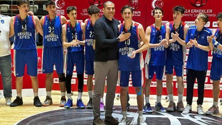 Fenerbahçeyi yenen Anadolu Efes U14 Takımı, namağlup Türkiye şampiyonu