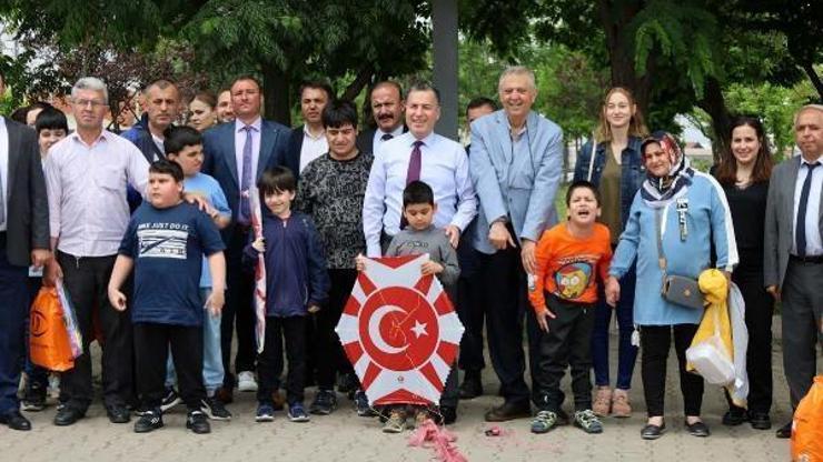 Turgutluda otistik çocuklar uçurtma şenliğinde gönüllerince eğlendi