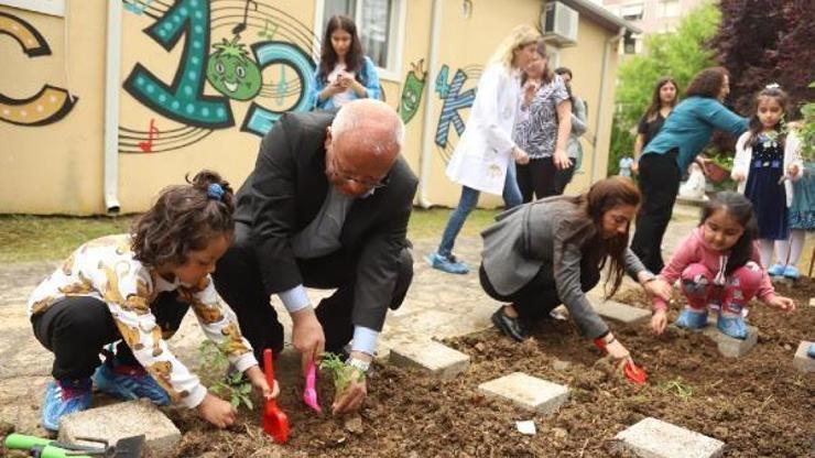 Çocuklar doğa sevgisi kazanmak adına ilk fidelerini dikti