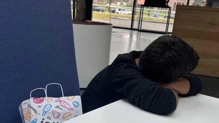 Depremzede olduğunu söyleyen 5 yaşındaki Türk çocuk, Hollandada tek başına bulundu
