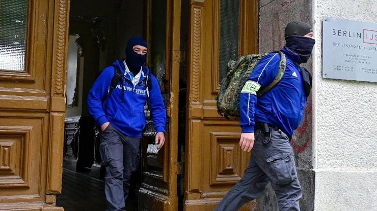 Almanya’da iklim aktivistlerine polis baskını