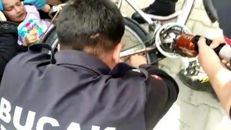 Bisiklete sıkışan Sarenin ayağını itfaiye ekibi kurtardı