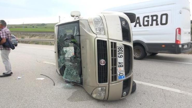 Kırıkkalede hafif ticari araç takla attı: 2 yaralı