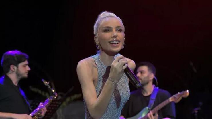 Gülşenin sahne kostümü sosyal medyada çok konuşuldu