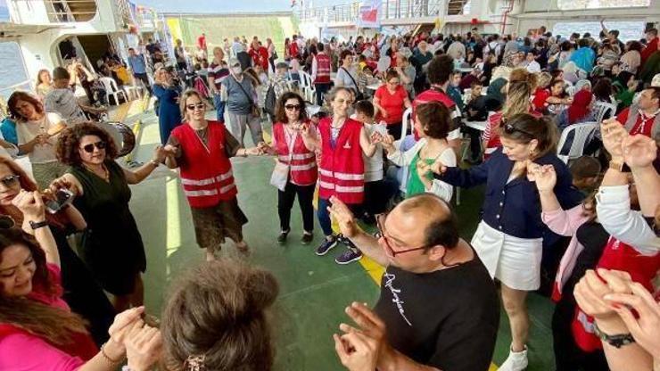 İzmirde engelliler ve aileleri körfez turuyla Yaza Merhaba dedi