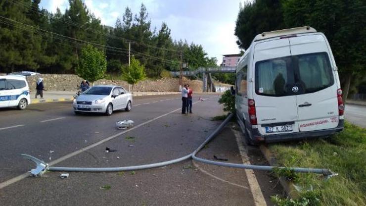 Gaziantep’te, yolcu minibüsü aydınlatma direği ile ağaca çarptı