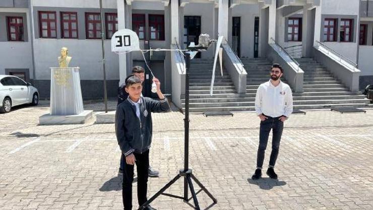 Hurdalardan topladıkları malzemelerle rüzgar türbini yaptı