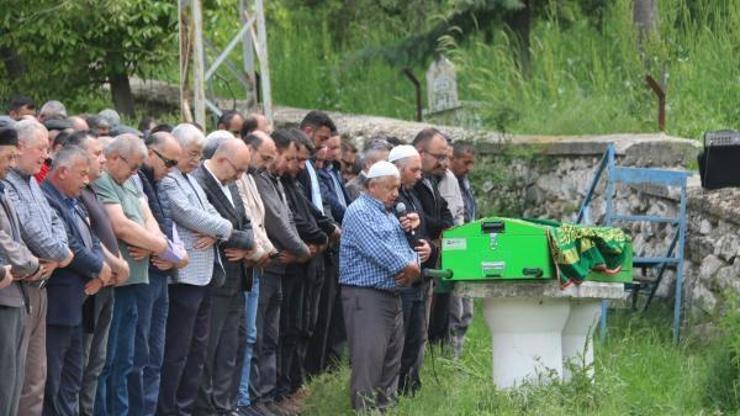 Bisikletten düşüp ölen öğrencinin namazını dedesi kıldırdı