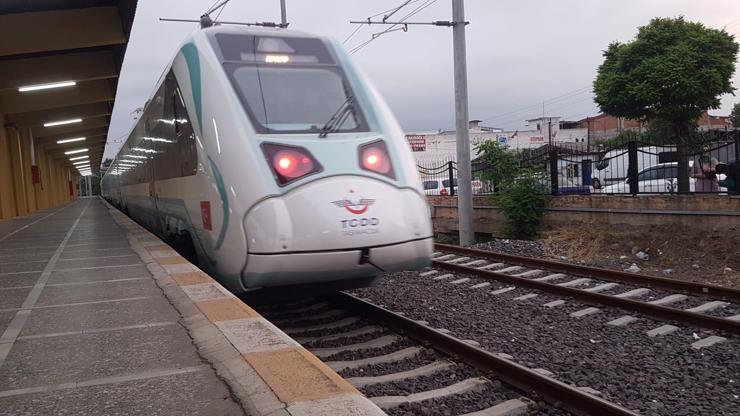 Yerli elektrikli tren yolcu seferlerine başladı