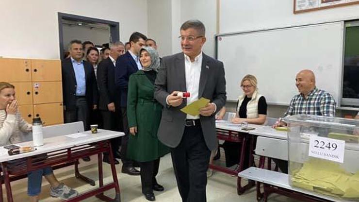 Ahmet Davutoğlu oy kullandı
