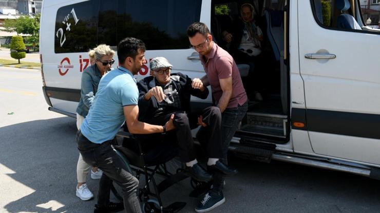 95 yaşındaki seçmen, yakınlarının yardımıyla geldiği okulda oyunu kullandı