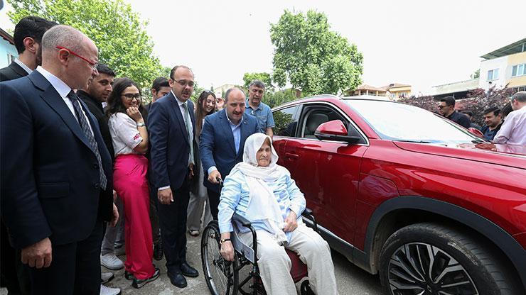 Oy kullanmaya böyle götürüldü Hatice Nine’ye Togg sürprizi