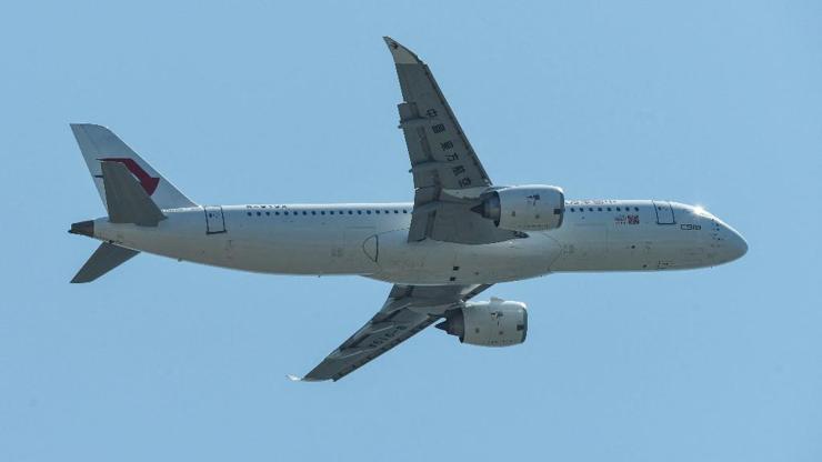 Çinin ilk yerli üretim yolcu uçağı C919 gökyüzüyle buluştu