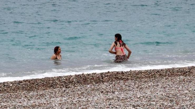 Yağmura rağmen denize girdiler