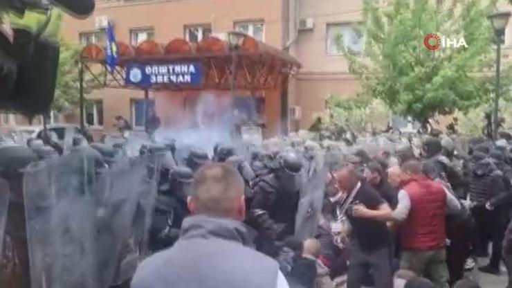 Kosova’nın kuzeyinde polis ile Sırp protestocular arasında arbede