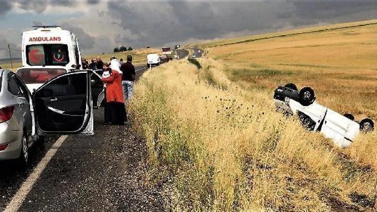 Diyarbakır’da şarampole yuvarlanan otomobildeki 2 kişi yaralandı