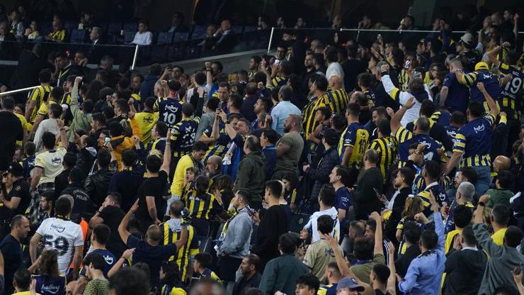 Fenerbahçeli taraftarlar oturma eylemi yaptı