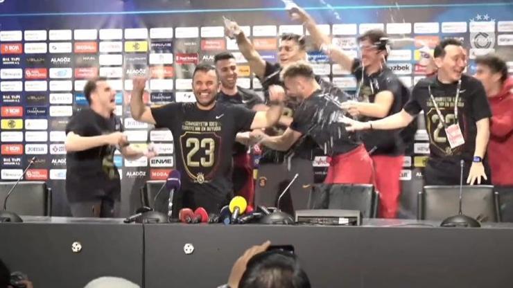 Galatasaraylı futbolcular, Okan Burukun basın toplantısını bastı