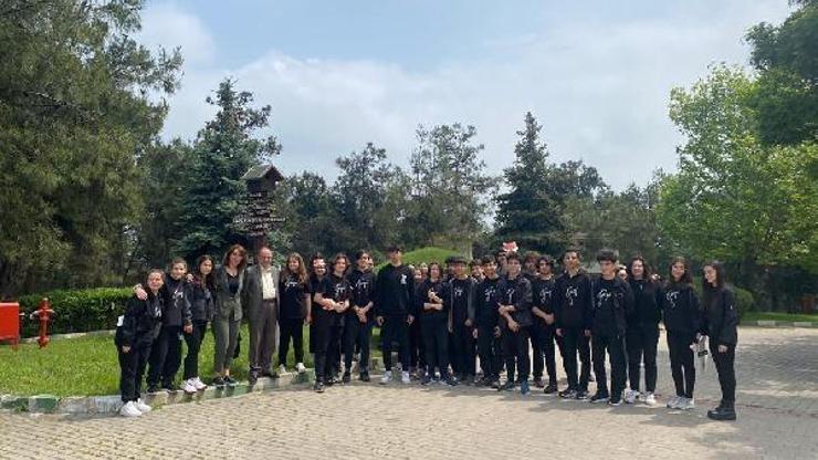 Öğrenciler, Osmangazi Belediyesinin koruma altına aldığı hayvanları ziyaret etti