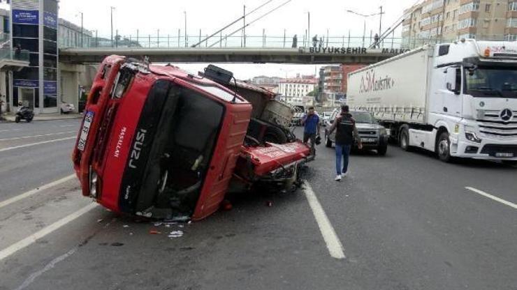 Arıza yapan otomobile çarpan sepetli kamyonet devrildi