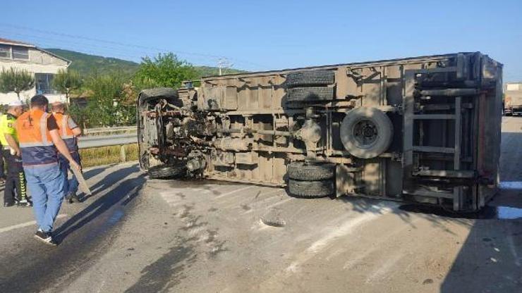Samsunda kamyon devrildi, sürücü yara almadan kurtuldu