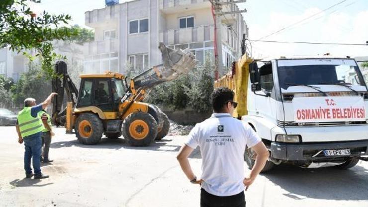 Osmaniye’de, tadilat sonrası oluşan molozlar kaldırılıyor