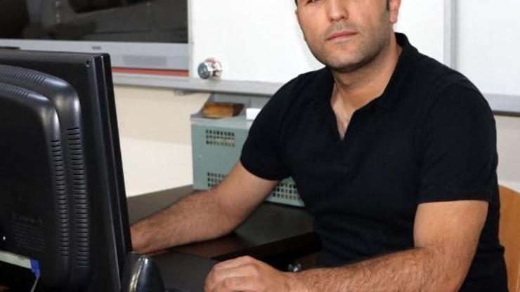 Kendini okutan öğretmenleriyle aynı okulda öğretmenlik yapıyor
