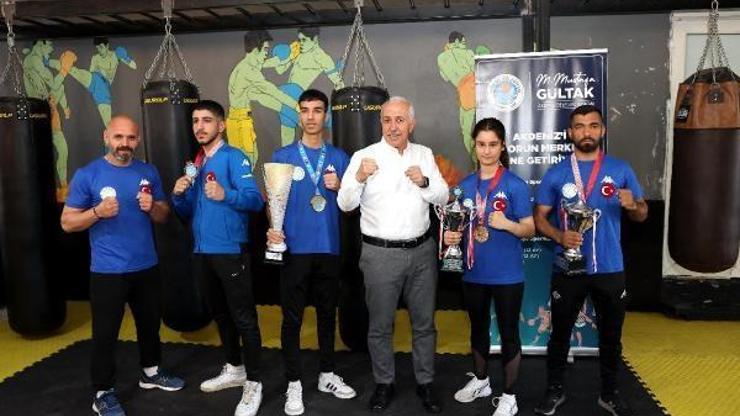 Başkan Gültak, Dünya Kick Boks Şampiyonasına damga vuran genç sporcuları ziyaret etti
