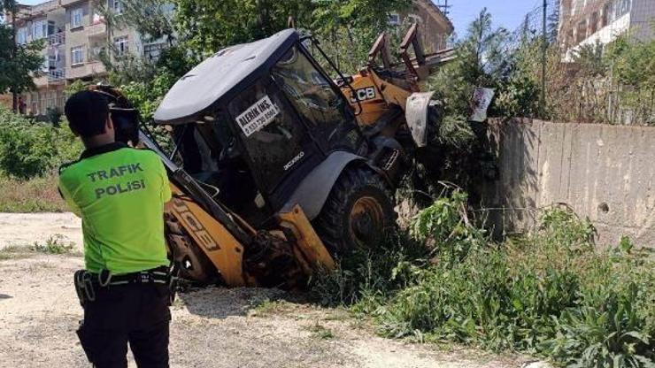 Okul bahçesine düşen iş makinesinin operatörü yaralandı