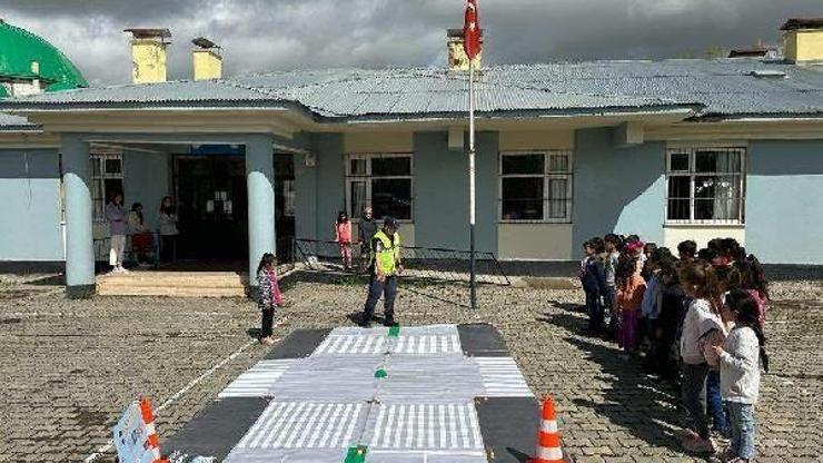 Bingöl’de jandarmadan öğrencilere trafik eğitimi