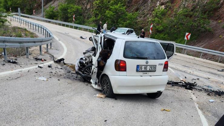 Ankarada otomobiller kafa kafaya çarpıştı; 3 ölü, 4 yaralı