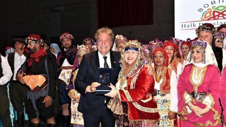 Bornovada Balkan dansları rüzgarı esti