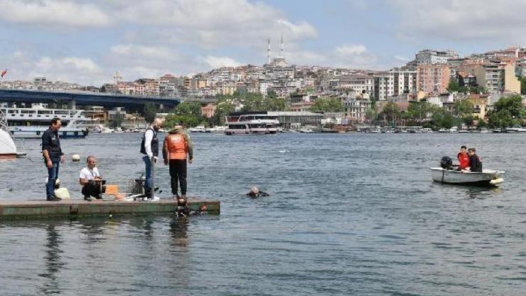 Dalgıçlar Haliç’te çöp topladı