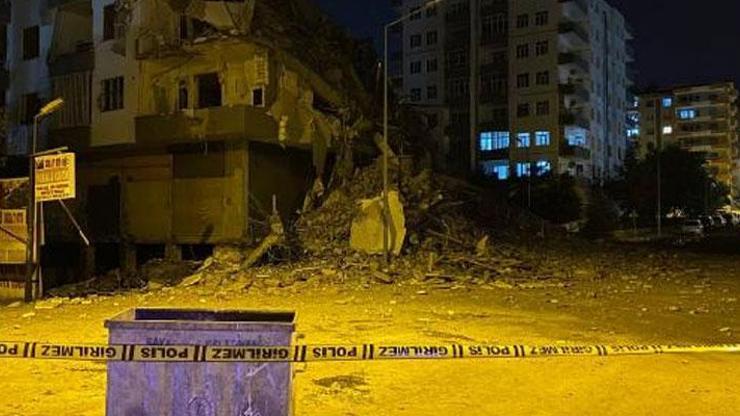 Diyarbakır’da, depremlerde hasar görüp yıkımına başlanan 7 katlı bina çöktü